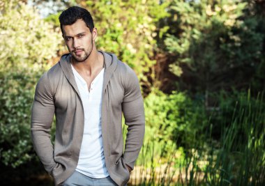 Rahat kıyafetler sportif yakışıklı adam açık poz veriyor