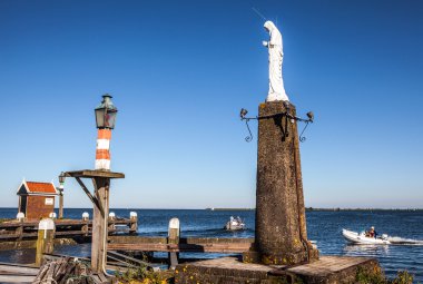 Volendam köyde bir iskelede eski kıyı lamba.  