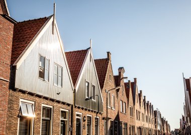 Volendam, Hollanda - 18 Haziran 2014: Geleneksel evleri ve sokakları Volendam, Hollanda Hollanda kasabasında. Volendam - Hollandalı balıkçı köyleri geleneği korumuştur küçük bir kasaba.