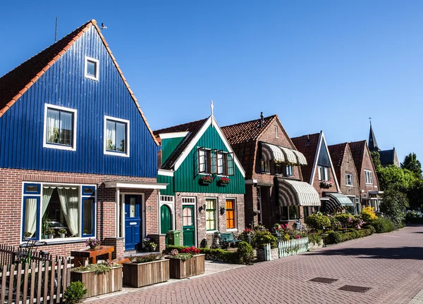 볼 렌 담, 네덜란드-2014 년 6 월 18 일: 전통 가옥 및 거리 네덜란드 마을 볼 렌 담, 네덜란드 볼 렌 담-네덜란드 어촌의 전통을 보존 하는 작은 마. — 스톡 사진