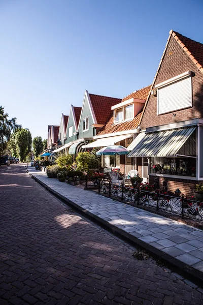 Volendam，荷兰-2014 年 6 月 18 日︰ 传统的楼盘与荷兰小镇 Volendam，荷兰的街道。Volendam-保留了传统的荷兰渔村小镇. — 图库照片