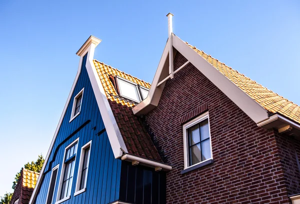 Volendam, Nederländerna - 18 juni 2014: Traditional houses & gatorna i Holland staden Volendam, Nederländerna. Volendam - en liten stad som har bevarat traditionen av holländska fiskelägen. — Stockfoto