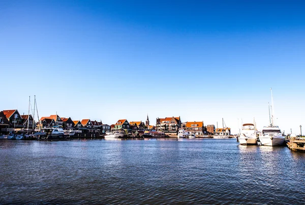 VOLENDAM, PAÍSES BAJOS - 18 DE JUNIO DE 2014: Barcos y veleros en Volendam Harbor. Volendam - un pequeño pueblo que ha conservado la tradición de los pueblos pesqueros holandeses . — Foto de Stock