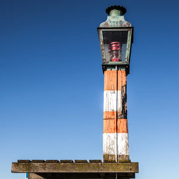 Staré pobřežní lampa na molu v vesnice Volendam. — Stock fotografie