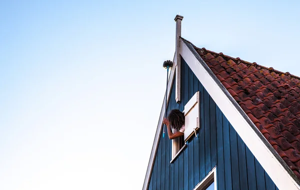 Волендам, Нідерланди - 18 червня 2014 року: Традиційні будинки & вулиці в Голландії місті Volendam, Нідерланди. Volendam - невелике місто, який зберіг традиція голландського рибальські села. — стокове фото
