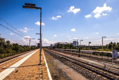 Tren yolu ya da tren rayları.