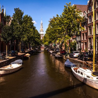 Amsterdam, Hollanda - 6 Ağustos 2016: Amsterdam şehir merkezine yakın çekim ünlü binaların. Genel peyzaj görünümü geleneksel Hollanda Mimarlık ve şehir sokakları. Amsterdam - Hollanda.