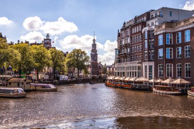 Amsterdam, Hollanda - 6 Ağustos 2016: Amsterdam şehir merkezine yakın çekim ünlü binaların. Genel peyzaj görünümü geleneksel Hollanda Mimarlık ve şehir sokakları. Amsterdam - Hollanda.