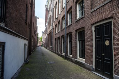 Amsterdam dar küçük boş sokaklar.