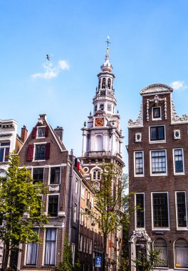 Amsterdam, Hollanda - 6 Ağustos 2016: Amsterdam şehir merkezine yakın çekim ünlü binaların. Genel peyzaj görünümü geleneksel Hollanda Mimarlık ve şehir sokakları. Amsterdam - Hollanda.