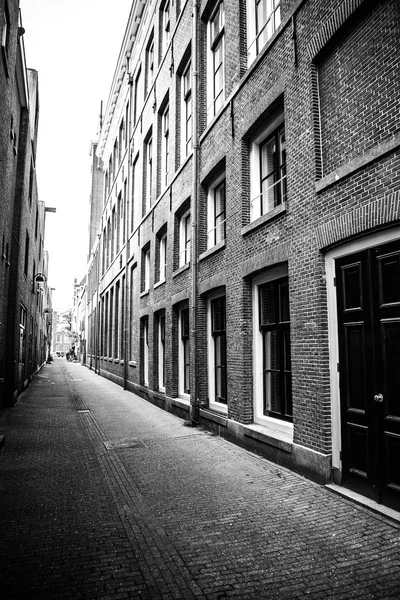 Enge kleine leere Straßen von Amsterdam. — Stockfoto