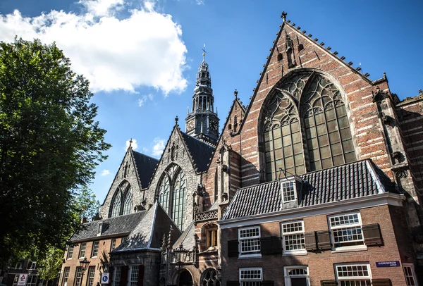 암스테르담, 네덜란드-8 월 6 일, 2016: 암스테르담 시티 센터 클로즈업의 유명한 건물. 도시 거리와 전통적인 네덜란드 건축의 일반적인 풍경 보기. 암스테르담-네덜란드. — 스톡 사진