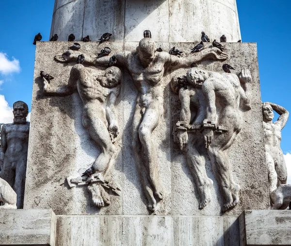 AMSTERDAM, NETHERLANDS - AUGUST 6, 2016: Famous sculptures of Amsterdam city centre close-up at sun set time. General landscape view of city streets. Amsterdam - Netherlands. — Stock Photo, Image