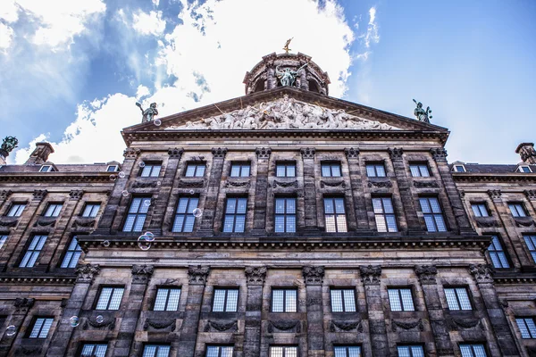 Amsterdam, Nizozemsko - 6 srpna 2016: Slavné budovy Amsterdam city centre Close-up. Obecné krajiny pohled městských ulic a tradiční holandské architektury. Amsterdam - Nizozemsko. — Stock fotografie