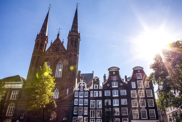 Amsterdam, Nederland - 6 augustus 2016: Beroemde gebouwen van Amsterdam stad centrum close-up. Algemene landschapsmening van de stadsstraten en traditionele Nederlandse architectuur. Amsterdam - Nederland. — Stockfoto