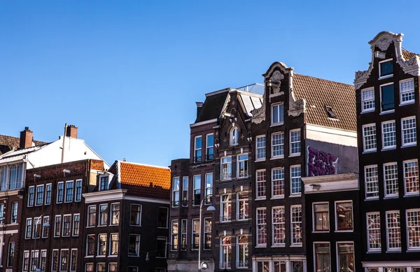 Vue générale sur le paysage dans les bâtiments résidentiels traditionnels d'Amsterdam . — Photo