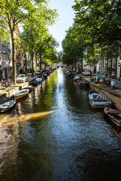 Amsterdam, Nederland - 6 augustus 2016: Beroemde gebouwen van Amsterdam stad centrum close-up. Algemene landschapsmening van de stadsstraten en traditionele Nederlandse architectuur. Amsterdam - Nederland. — Stockfoto