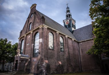Zaandam, Hollanda - 13 Haziran 2016: Genel peyzaj görüşlerini alacakaranlıkta Zaan bölgesinin geleneksel kilise mimaride 13 Haziran Zaandam, Hollanda.