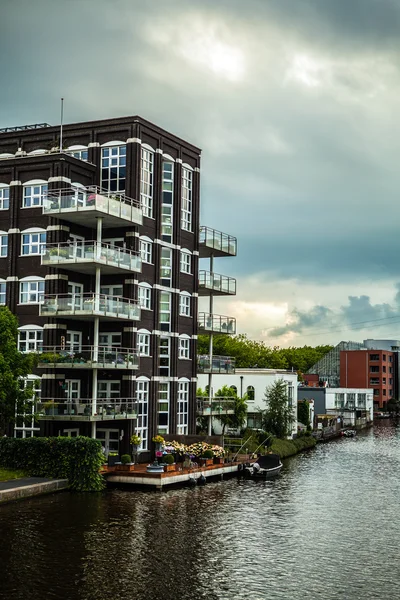Edificios tradicionales residenciales holandeses. Paisaje general al atardecer . —  Fotos de Stock
