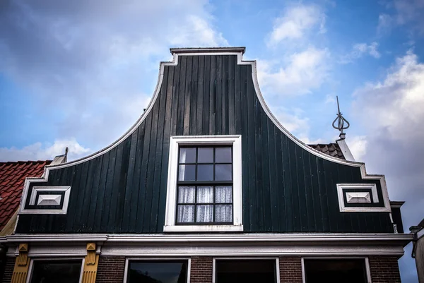 Traditionella holländska bostadshus. Generalen landskap på twilight. — Stockfoto