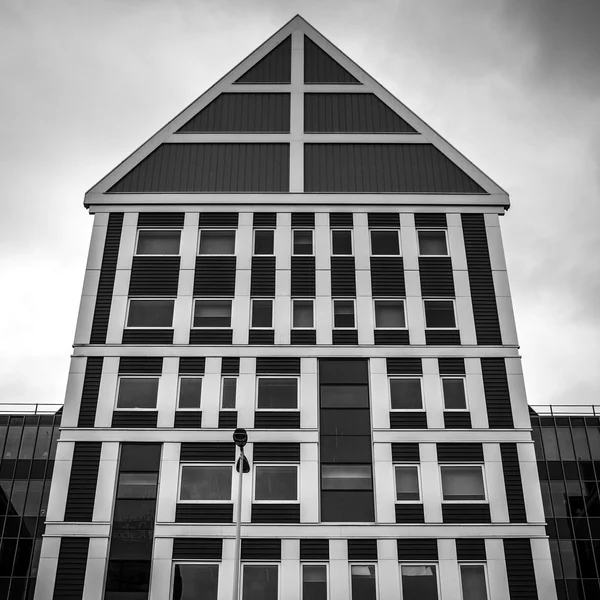 Zaandam, Hollanda - 13 Haziran 2016: Genel peyzaj görüşlerini alacakaranlıkta Zaan bölgesinin geleneksel mimaride 13 Haziran Zaandam, Hollanda.