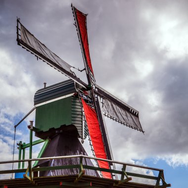 Dramatik bulutlu gökyüzü ile Hollanda yel değirmenleri