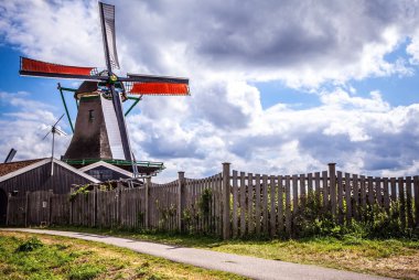 Dramatik bulutlu gökyüzü ile Hollanda yel değirmenleri.