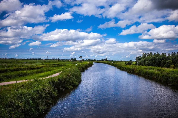 Hermoso paisaje y naturaleza holandesa tradicional . — Foto de Stock
