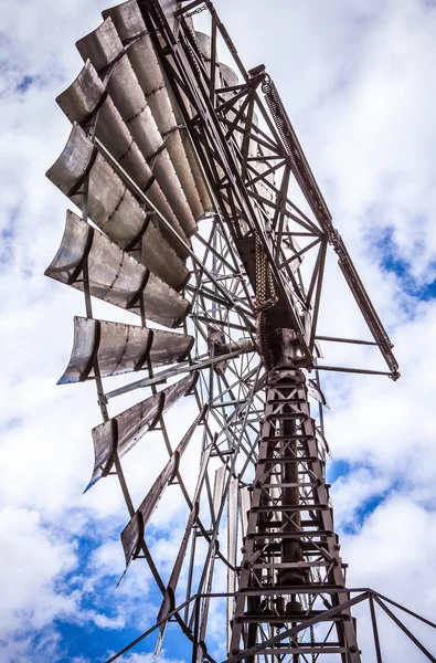 Moinhos de vento holandeses com dramático céu nublado close-up . — Fotografia de Stock