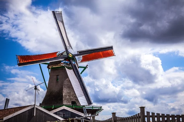 Amszterdam, Hollandia - augusztus 6., 2016: Holland szélmalmok drámai felhős ég. Amszterdam - Hollandia. — Stock Fotó