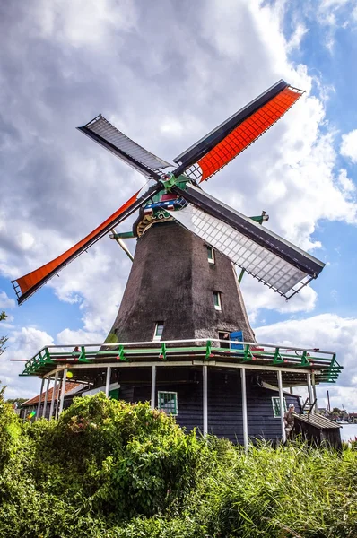 Holland szélmalmok drámai felhős ég. — Stock Fotó