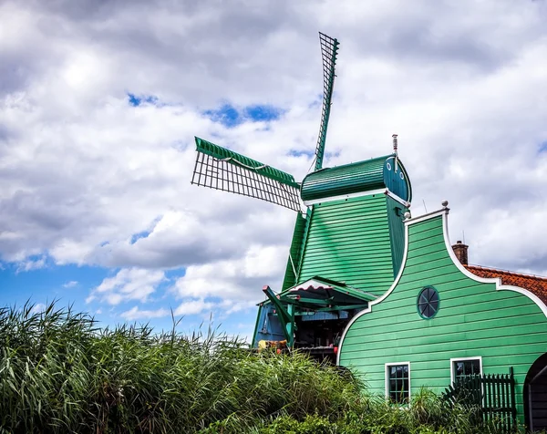 オランダの風車を劇的な曇り空. — ストック写真