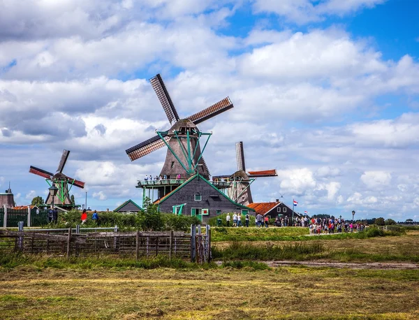 Nederlandse windmolens met dramatische bewolkte hemel. — Stockfoto