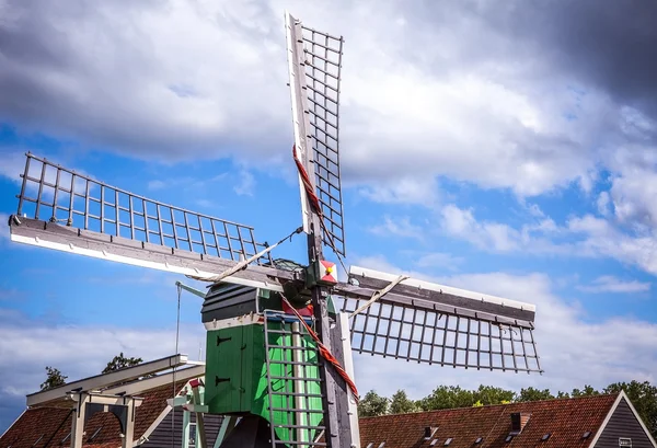 Holland szélmalmok drámai felhős ég. — Stock Fotó