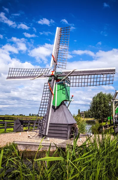 Holland szélmalmok drámai felhős ég. — Stock Fotó