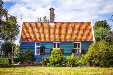 Zaandam, Hollanda - 14 Ağustos 2016: Geleneksel Hollanda konut yakın çekim. Şehir kurma ve geleneksel Hollanda mimarisinin genel peyzaj görünümü. Zaandam - Hollanda.