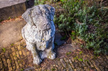 Mermer oturma köpek Heykel Bahçe.