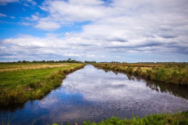 Güzel geleneksel Hollanda manzara, kanalları ve Binalar.
