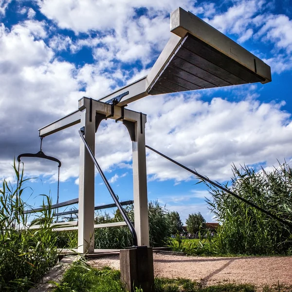 Oude houten Nederlandse brug in park. — Stockfoto