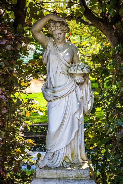 AMESTERDÃO, PAÍSES BAIXOS - 15 DE AGOSTO DE 2016: Estátua de pedra antiga no parque da cidade. Amesterdão - Países Baixos . — Fotografia de Stock