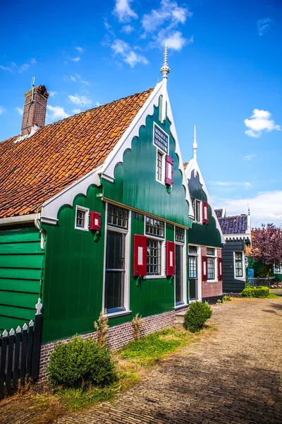 Zaandam, Nederländerna - 14 augusti 2016: Traditionella holländska bostadsbyggnader närbild. De allmänna liggande vy av staden byggnad och traditionell holländsk arkitektur. Zaandam - Nederländerna. — Stockfoto