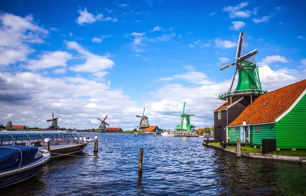 ザーンダムのザーンダム, オランダ - 2016 年 8 月 14 日: オランダ風車を劇的な曇り空。ザーンダム - オランダ. — ストック写真