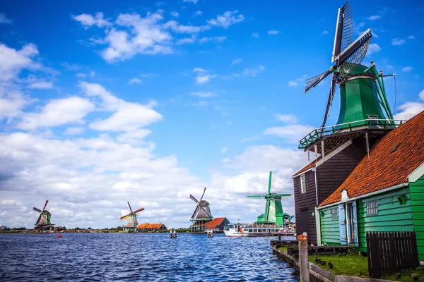 Dramatik bulutlu gökyüzü ile Hollanda yel değirmenleri-Zaandam. — Stok fotoğraf