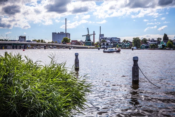 Amsterdam, Nederländerna - 14 augusti 2016: Berömda industriella byggnader av Amsterdam city närbild. De allmänna liggande vy av staden byggnad och traditionell holländsk arkitektur. Amsterdam - Nederländerna. — Stockfoto