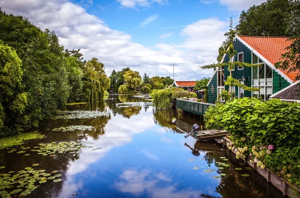 Prachtige traditionele Nederlandse landschap, kanalen en gebouwen. — Stockfoto