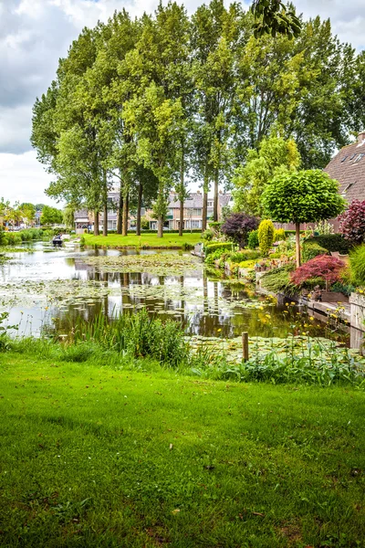 美丽的传统荷兰景观、 频道和建筑物. — 图库照片