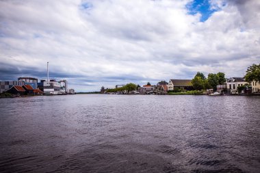Amsterdam, Hollanda - 14 Ağustos 2016: Amsterdam şehir yakın çekim ünlü endüstriyel binaların. Şehir kurma ve geleneksel Hollanda mimarisinin genel peyzaj görünümü. Amsterdam - Hollanda.