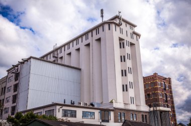 Amsterdam, Hollanda - 14 Ağustos 2016: Amsterdam şehir yakın çekim ünlü endüstriyel binaların. Şehir kurma ve geleneksel Hollanda mimarisinin genel peyzaj görünümü. Amsterdam - Hollanda.