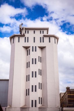 Amsterdam, Hollanda - 14 Ağustos 2016: Amsterdam şehir yakın çekim ünlü endüstriyel binaların. Şehir kurma ve geleneksel Hollanda mimarisinin genel peyzaj görünümü. Amsterdam - Hollanda.