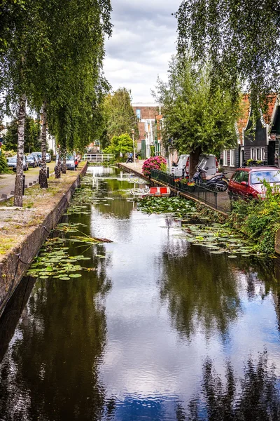 Prachtige traditionele Nederlandse landschap, kanalen en gebouwen. — Stockfoto